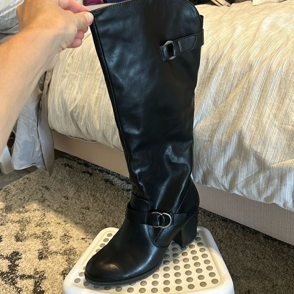 Like new condition Natural Soul women’s boots, size 9